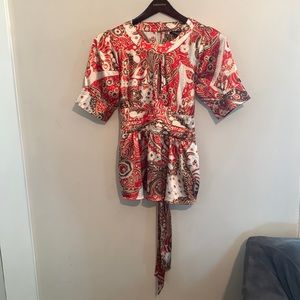 Beautiful Women’s BCBGMaxAzria keyhole top with tie on back. Pleat below keyhole